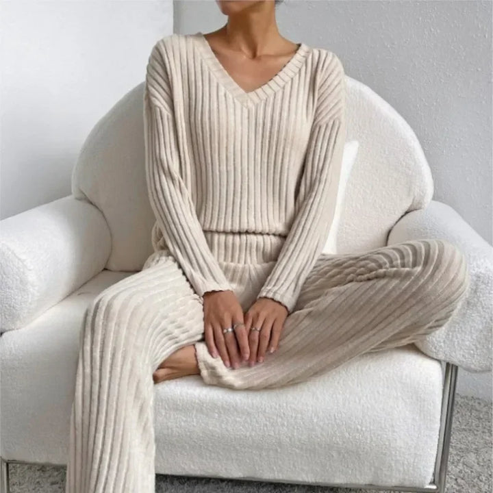 Orletta | Comfortable lounge set with V-neck