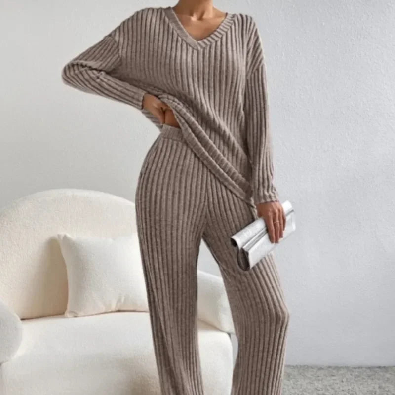 Orletta | Comfortable lounge set with V-neck